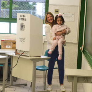 Eleições 2022: Ticiane Pinheiro posou para paparazzi ao lado da filha mais nova