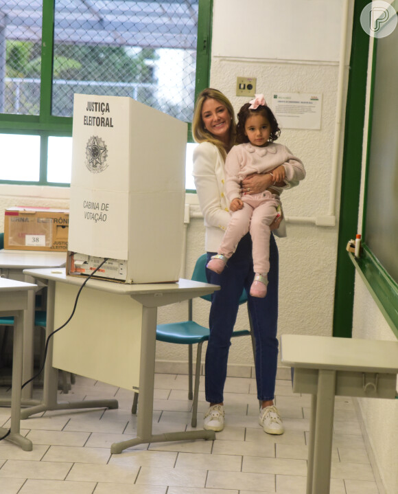 Eleições 2022: Ticiane Pinheiro posou para paparazzi ao lado da filha mais nova