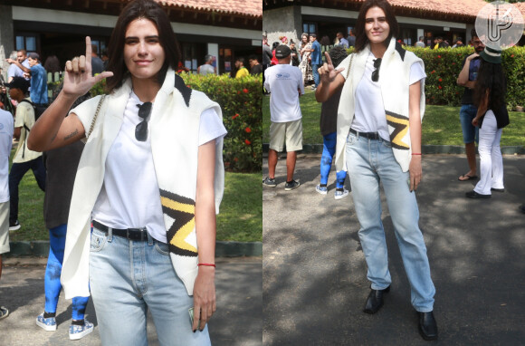 Antônia Morais prova com dá para ser básica e elegante com a escolha camiseta e calça jeans