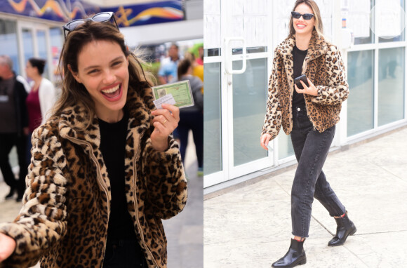 A atriz Laura Neiva bem estilosa para a votação com casaco animal print de oncinha