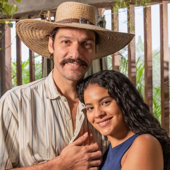 No fim da novela 'Pantanal', Muda (Bella Campos) e Tibério (Guito) ganham um presente imenso de José Leôncio (Marcos Palmeira)