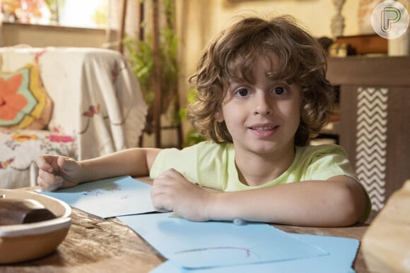 Tonho (Vicente Alvite) é o filho de Brisa (Lucy Alves) e Ari (Chay Suede), na novela 'Travessia'