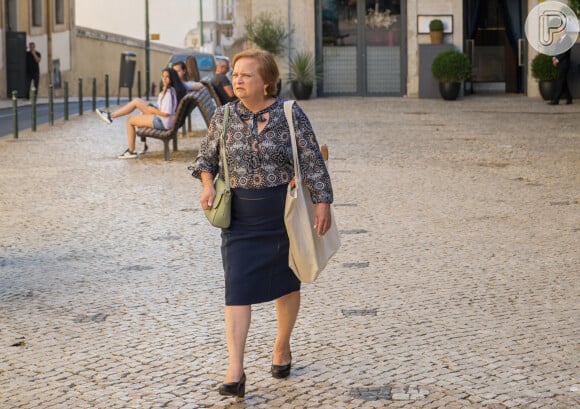 Dona Inácia (Noemia Costa): mulher que trabalha em Lisboa para Moretti (Rodrigo Lombardi) na mansão do empresário, na novela 'Travessia'