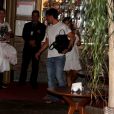 Juliana Paes e o marido, Carlos Eduardo Baptista, foram flagrados saindo de um restaurante a noite no início de março de 2013