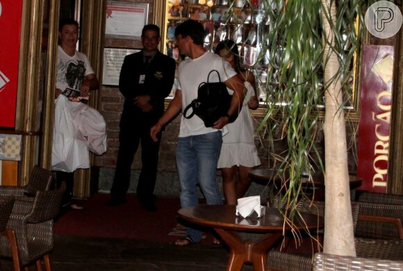 Juliana Paes e o marido, Carlos Eduardo Baptista, foram flagrados saindo de um restaurante a noite no início de março de 2013