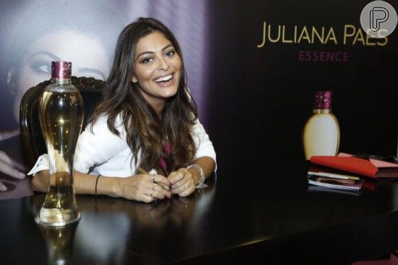 A atriz fez uma ação promocional do próprio perfume, 'Essence', em um shopping carioca, no dia 8 de março de 2012, no Dia Internacional da Mulher