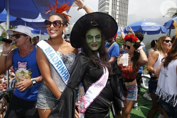 Juliana Paes, na época grávida de 4 meses, curtiu o Carnaval do Rio de Janeiro na companhia da atriz e amiga Sheron Menezzes