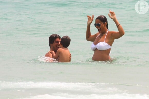 Mãezona, Juliana Paes conta com a companhia de Pedro e do maridão Carlos Eduardo Baptista na praia, em fevereiro de 2013