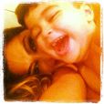 Grávida de cinco meses, Juliana Paes postou uma foto se divertindo com o filho, Pedro, de apenas dois anos, na segunda-feira, 04 de março de 2013. A dupla está sempre dando boas risadas