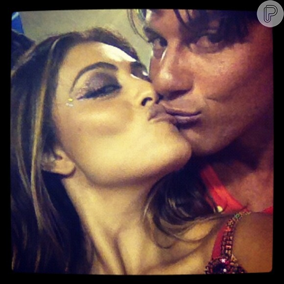 A ex-rainha de bateria da Viradouro postou uma foto no seu Instagram uma foto aos beijos com o marido provando que o casal vive em clima de paixão até no carnaval