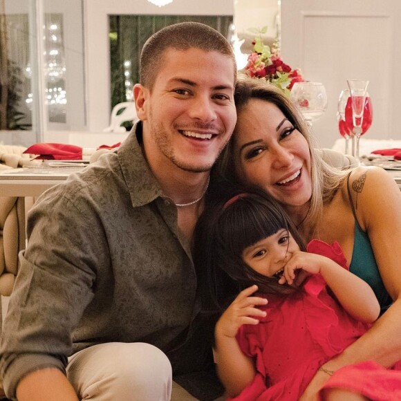 Arthur Aguiar e Maíra Cardi são pais da pequena Sophia