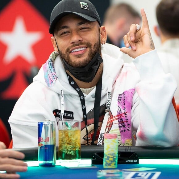 Neymar Jr. mudou a aparência radicalmente com as lentes de contato nos dentes