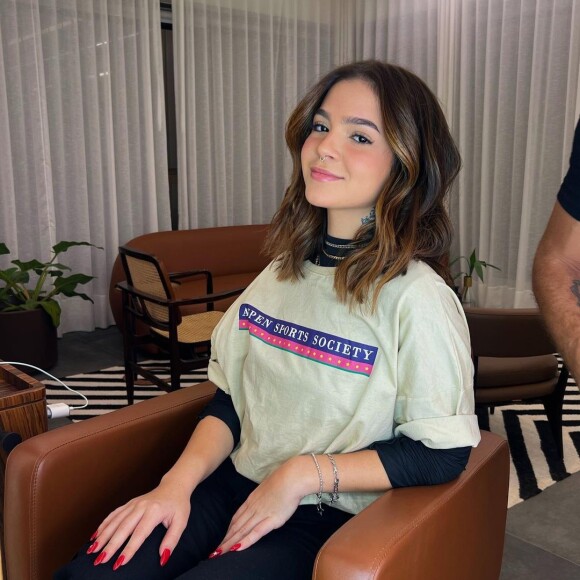 Mel Maia apareceu com o cabelo bem mais curto, na altura dos ombros