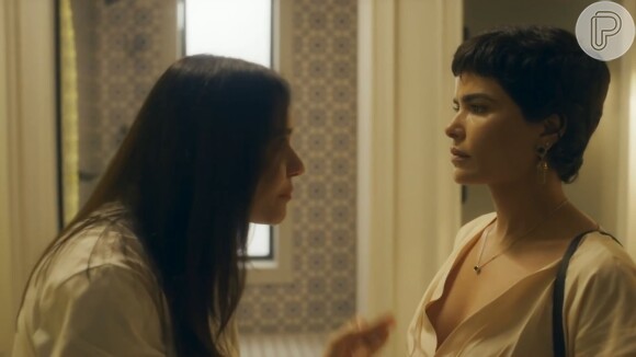 Novela 'Travessia': Leonor (Vanessa Giácomo) é encarada pela irmã, Guida (Alessandra Negrini), após incendiar seu vestido de noiva. 'Surto?'