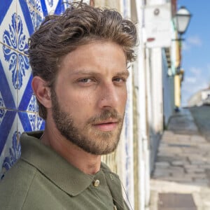 Ari (Chay Suede) deixa um relógio seu na casa de Guerra (Humberto Martins) para conseguir voltar ao local e tirar satisfações de Chiara (Jade Picon) na novela 'Travessia'