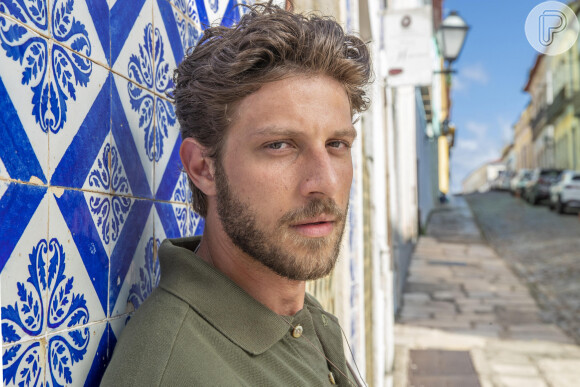 Ari (Chay Suede) deixa um relógio seu na casa de Guerra (Humberto Martins) para conseguir voltar ao local e tirar satisfações de Chiara (Jade Picon) na novela 'Travessia'