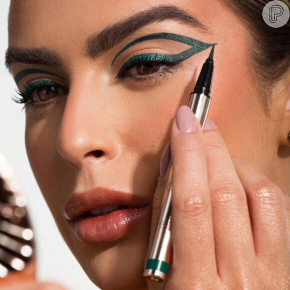 Caneta Delineadora Eyeliner Verde Escuro, Océane:  com efeito cintilante, seu formato proporciona mais praticidade na aplicação.