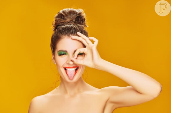 Tendência de maquiagem Brasilcore: aposte no glitter cremoso verde para deixar a produção vibrante