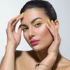 Maquiagem amarela: o delineador com tom amarelo é o toque essencial para apostar em desenhos gráficos nos olhos