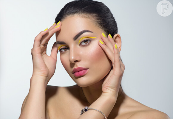 Maquiagem amarela: o delineador com tom amarelo é o toque essencial para apostar em desenhos gráficos nos olhos