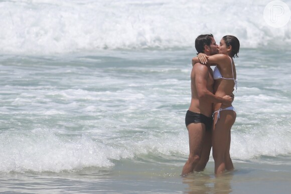 Sophie Charlotte e Daniel de Oliveira não se importaram com os cliques e trocaram muitos beijos no mar