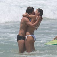 Sophie Charlotte beija Daniel de Oliveira e repete biquíni de Bruna Marquezine