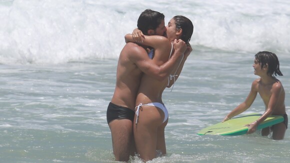Sophie Charlotte beija Daniel de Oliveira e repete biquíni de Bruna Marquezine