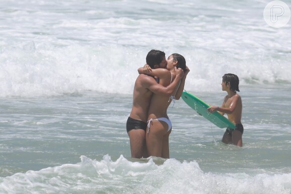 Sophie Charlotte e Daniel de Oliveira trocaram beijos quentes