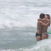 Sophie Charlotte e Daniel de Oliveira curtiram o sol desta sexta-feira, 26 de dezembro de 2014 na praia da Reserva, na Zona Oeste do Rio. Na hora de se refrescar, os dois foram juntos para o mar, onde trocaram muitos beijos