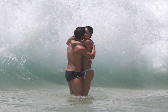 Nem mesmo as ondas atrapalharam o momento de romance de Sophie Charlotte e Daniel de Oliveira