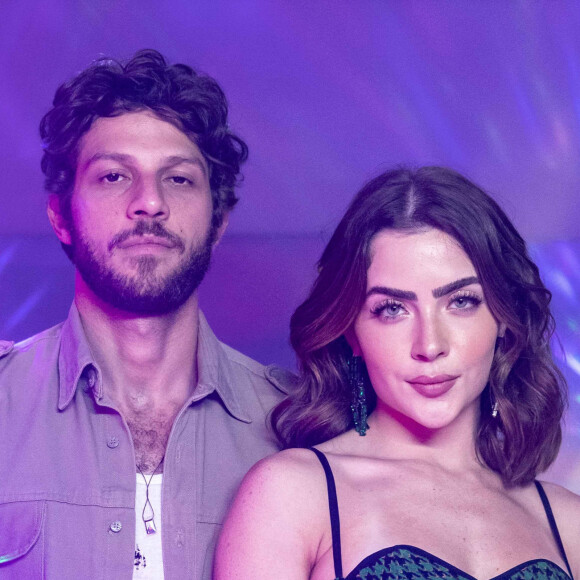 Ari (Chay Suede) revela a Chiara (Jade Picon) ter sido procurado em nome de Guerra (Humberto Martins) na novela 'Travessia'