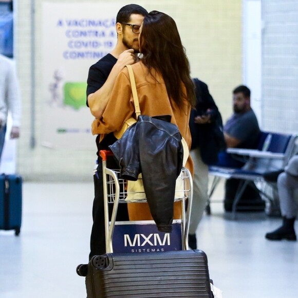 José Loreto e Rafa Kalimann esbanjaram romantismo no aeroporto de Santos Dumont (RJ)