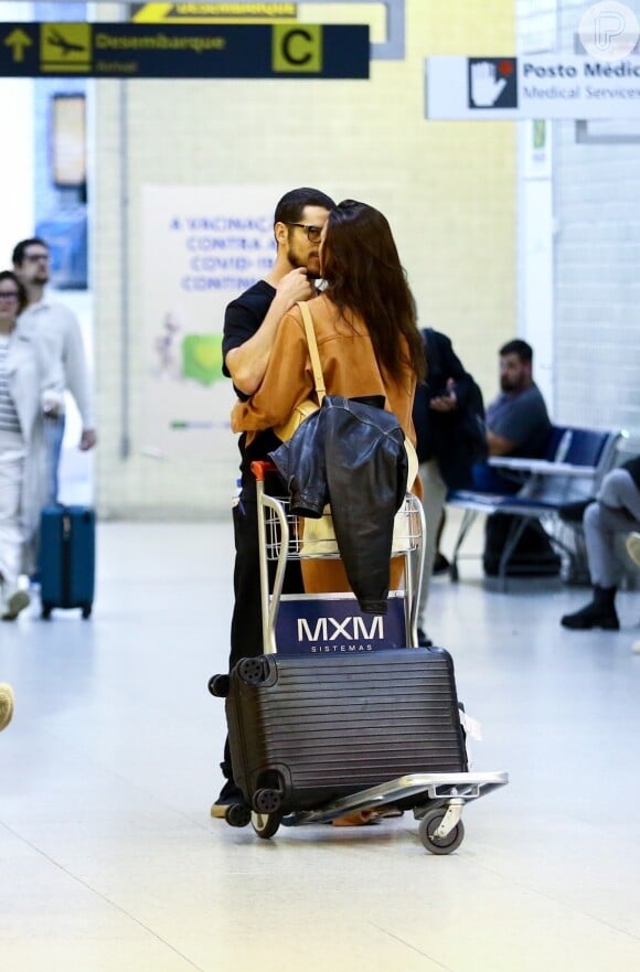 Um paparazzo clicou o momento do casal José Loreto e Rafa Kalimann