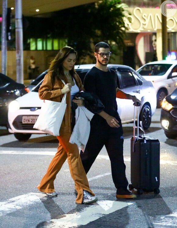 José Loreto e Rafa Kalimann foram flagrados em aeroporto carioca