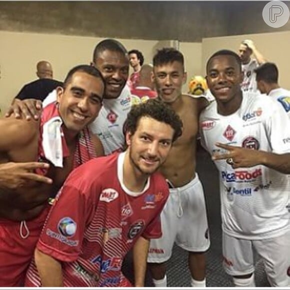 Neymar participou de uma partida de futebol beneficente ao lado de amigos