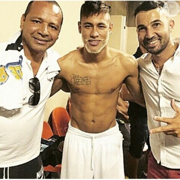 Neymar desembarcou no Brasil para passar as festas de final de ano