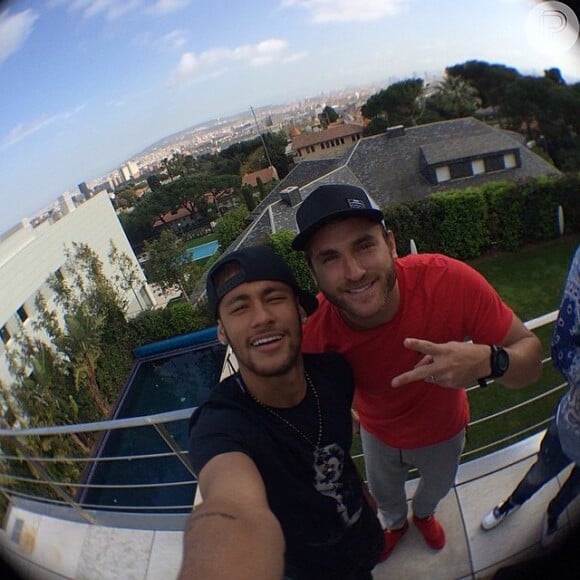 Neymar curte os dias no Brasil ao lado dos amigos