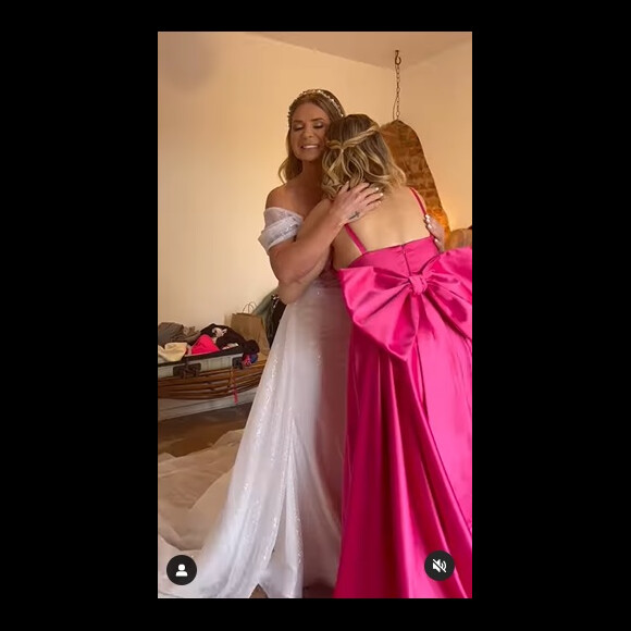 Viviane optou por um vestido de noiva no modelo tomara que caia