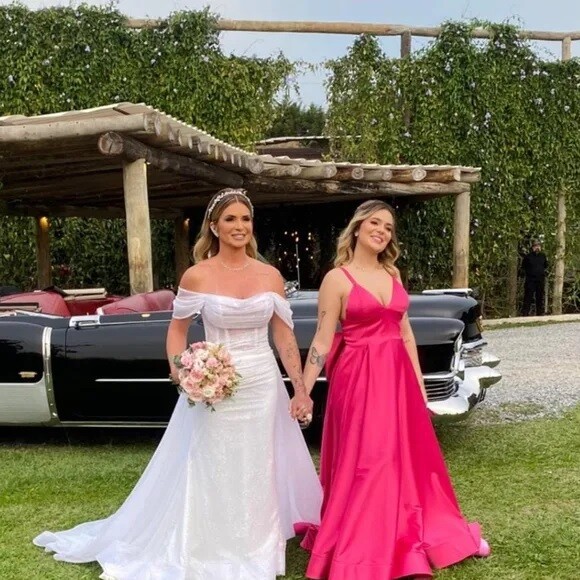 Viih Tube entrou de mãos dadas com a mãe no casamento