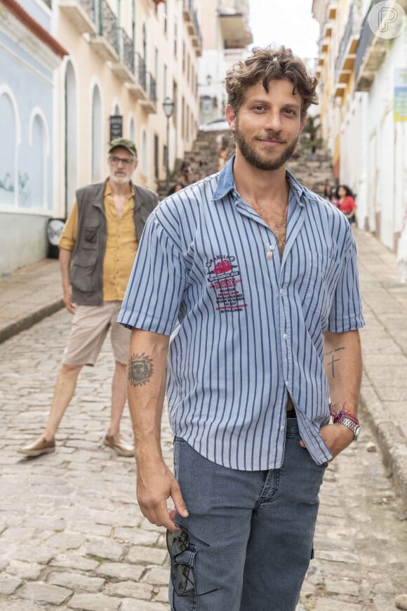 Ari (Chay Suede) vai se atrapalhar com o GPS na novela 'Travessia' por não conhecer a cidade do Rio de Janeiro