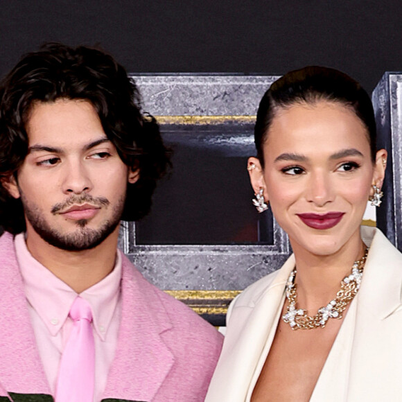 Bruna Marquezine e Xolo Maridueña foram vistos juntos na Bélgica
