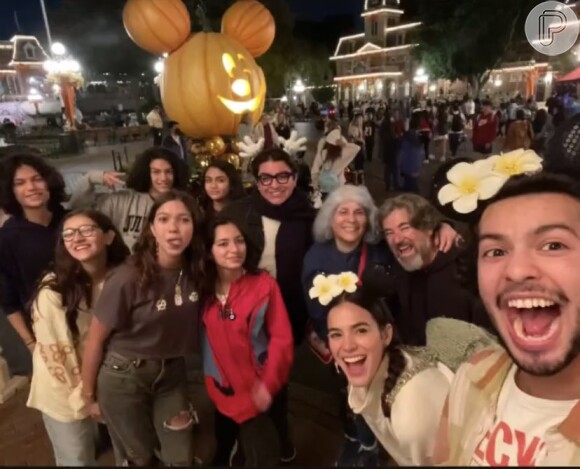 Bruna Marquezine acompanhou Xolo Maridueña e a família do ator em um passeio a um parque