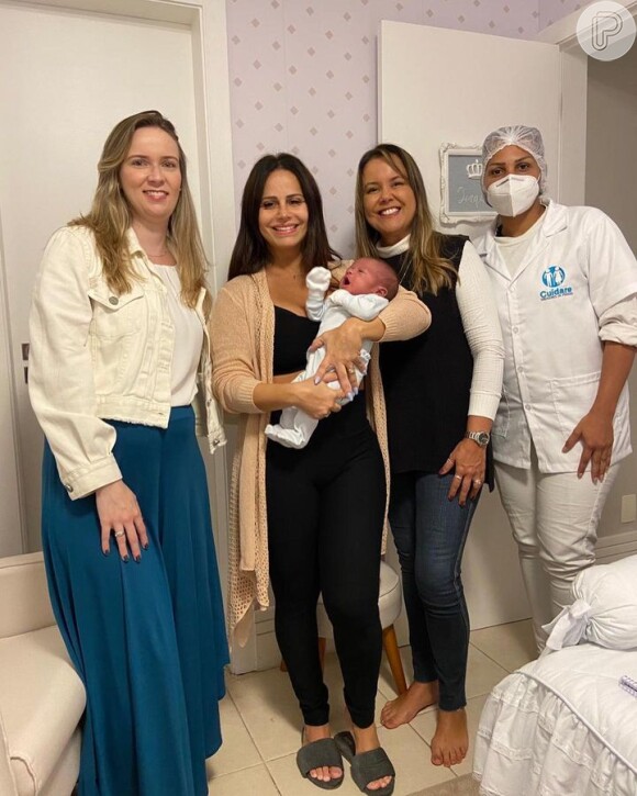Viviane Araújo conta com a ajuda de enfermeiras nos cuidados com o filho