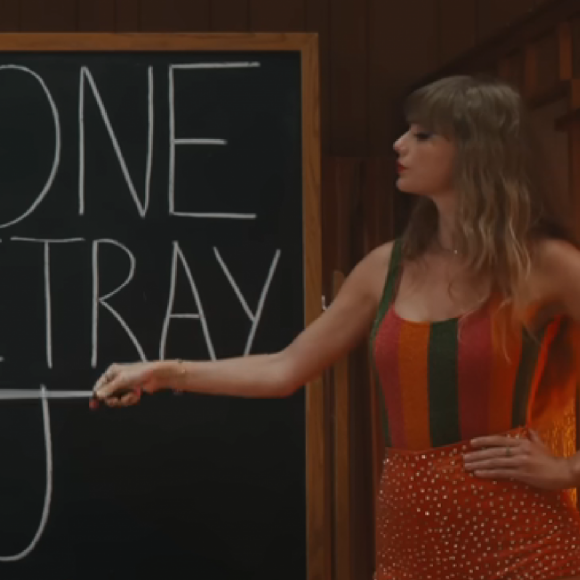 Look de Taylor Swift tem peça da Farm Rio: o body de R$ 870 é listrado e tem efeito cintilante