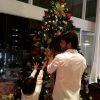 Kaká posta foto ao lado dos filhos na frente da Árvore de Natal, na casa da ex-mulher, Carol Celico