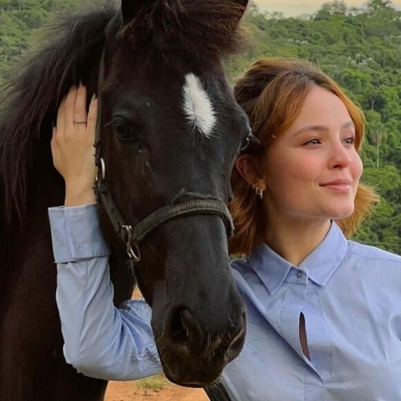 Larissa Manoela relembra acidente a cavalo em 2016 e comove a web com relato, em 29 de outubro de 2022