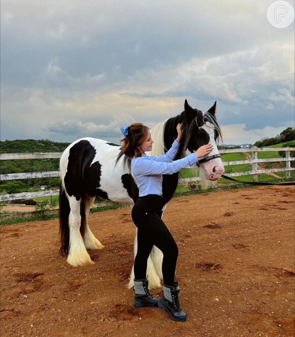 Larissa Manoela posa com cavalo em haras e relembra acidente