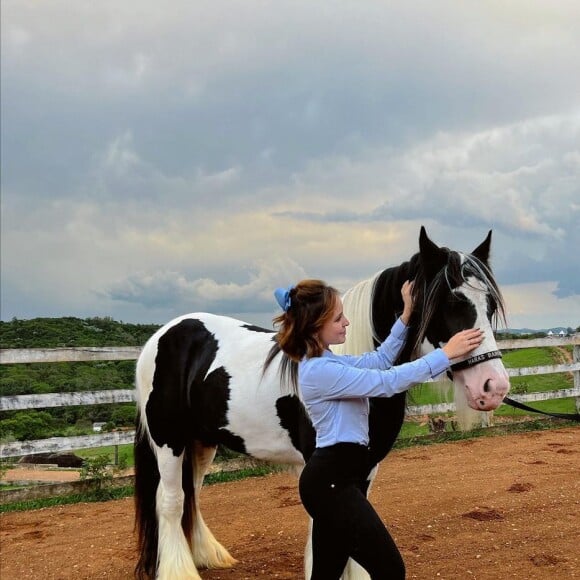 Larissa Manoela posa com cavalo em haras e relembra acidente