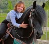 Larissa Manoela relembra acidente a cavalo ao mostrar dia em haras