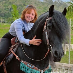 Larissa Manoela relembra acidente a cavalo ao mostrar dia em haras